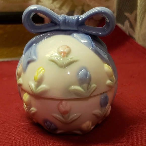 Vtg Porcelain Easter Egg Trinket Box Flowers & Bow - Picture 6 of 10